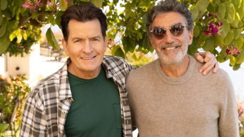 Ende gut, alles gut: Charlie Sheen und Chuck Lorre am Set von „Bookie“. (Bild: Max/Warner Bro)