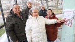 Frau Hopodides (m.) mit anderen betroffenen Mietern und Hans Jörg Schimanek (2. v. li.).  (Bild: Jöchl Martin)