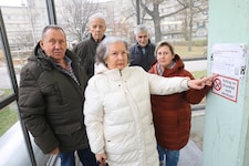 Frau Hopodides (m.) mit anderen betroffenen Mietern und Hans Jörg Schimanek (2. v. li.).  (Bild: Jöchl Martin)