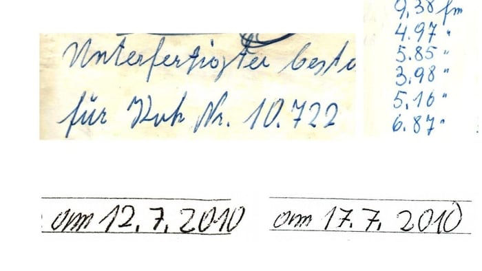 Die „7“ ist in den oberen Schriftstücken anders geschwungen als im Vergleich unten – für den ...