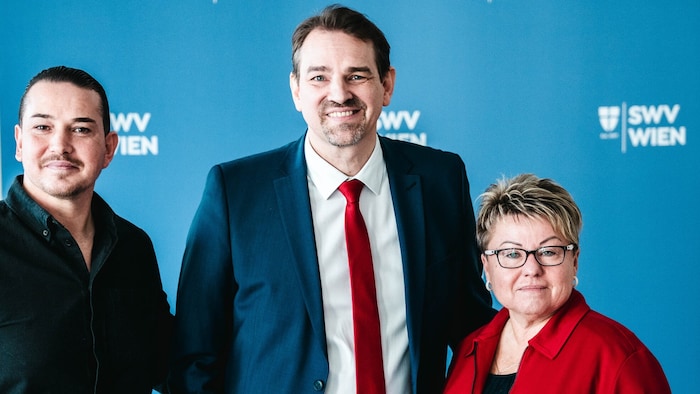 Cab operator Serhat Sen, SWV Vienna President Marko Fischer and Katharina Pokorny, Chairwoman of the Transport and Traffic Division
