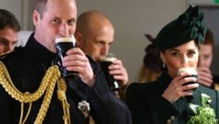 Prinz William und Prinzessin Kate gönnen sich ein Gläschen Guinness-Bier. (Bild: APA Pool/AFP/Gareth Fuller)