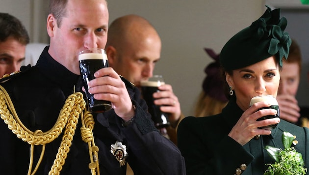 Prince William and Princess Kate treat themselves to a glass of Guinness beer. (Bild: APA Pool/AFP/Gareth Fuller)