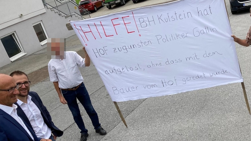 Plakat-Hilferuf bei einem Besuch von LH Anton Mattle im Unterland (Bild: Privat, Krone KREATIV)