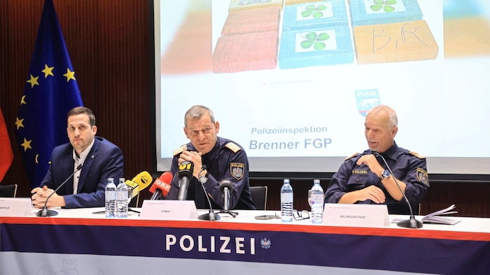 Philipp Rapold, Helmut Tomac und Harald Baumgartner (v. li.) informierten über den Aufgriff.