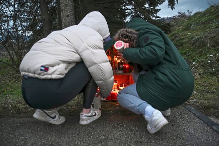 Freunde des Opfers entzünden Kerzen an der Unfallstelle.