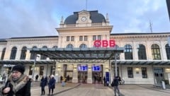 Ärgerlich: ein Vogel sorgte dafür, dass ab 21 Uhr nichts mehr ging. Der Schaden wurde erst weit ...