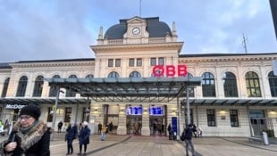 Ärgerlich: ein Vogel sorgte dafür, dass ab 21 Uhr nichts mehr ging. Der Schaden wurde erst weit ...