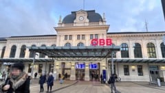 In der Kremsergasse bis fast zum Bahnhof ging die Straßenschlägerei. Auch Passanten, die helfen ...