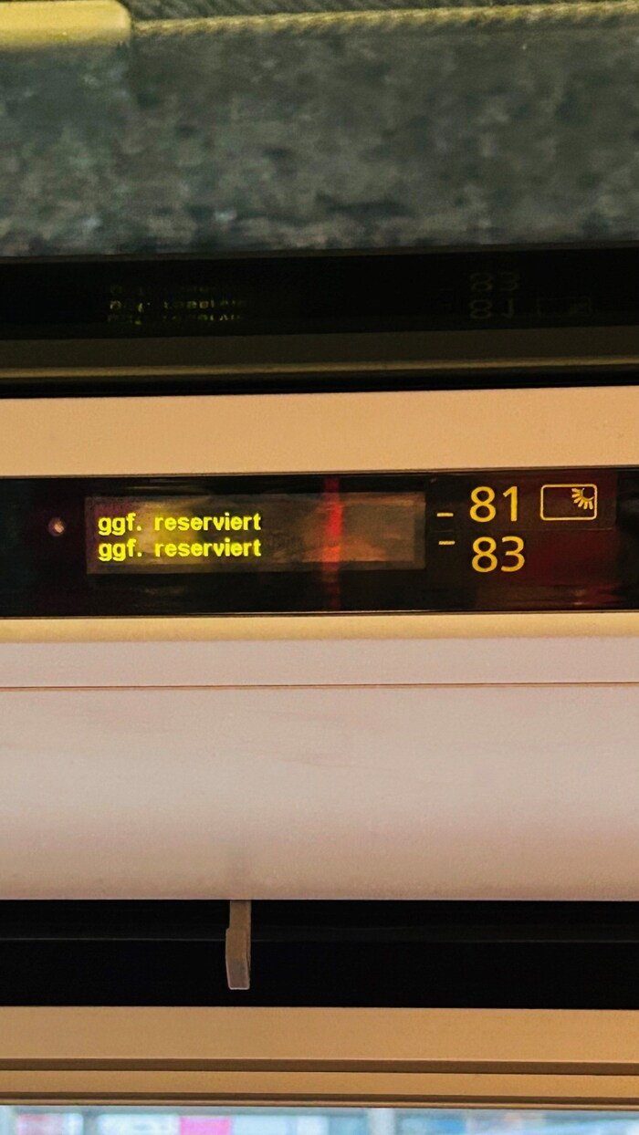 Zu den Stoßzeiten in der Früh und am Abend wird eine Sitzplatzreservierung empfohlen.