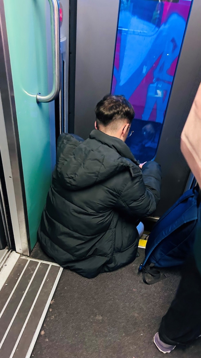 Wer keine Sitzplatzreservierung hat, muss entweder stehen oder sitzt am Boden.