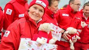 Rotkreuz-Teams stellten sich mit Geschenken bei Hochwasser-Opfern ein.