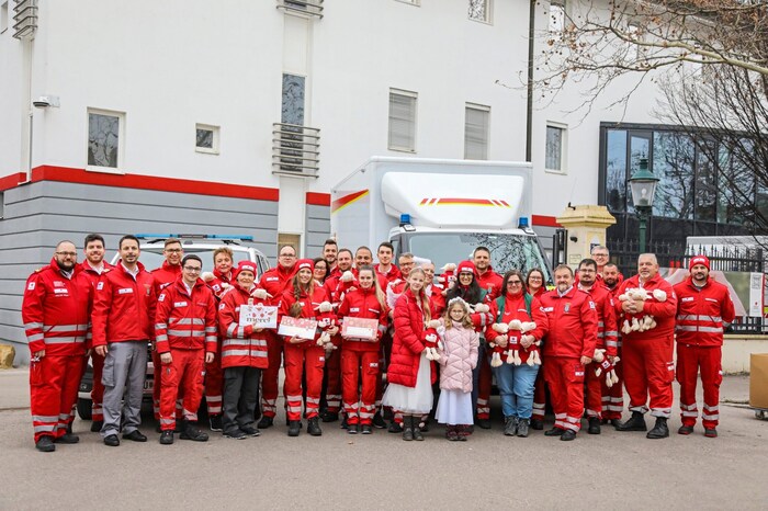 Lots of "Christkinderln" in Red Cross uniform.