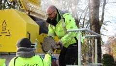 Die Maschine verwandelt alte Asphaltbrocken in neues Gemisch (Bild: Stadt Villach/Kompan)