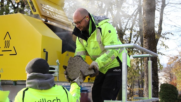 The machine transforms old asphalt chunks into a new mixture (Bild: Stadt Villach/Kompan)