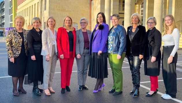 Astrid Eisenkopf (5th from right) with the SPÖ women's team. (Bild: SPÖ-Frauen)