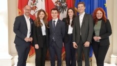 LR Mario Gerber (li.) und LR Cornelia Hagele (re.) luden die teilnehmenden Schüler bzw. Sieger in das Landhaus ein. (Bild: Land Tirol/Neuner)