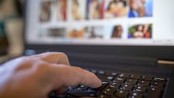 Kinderporno-Material wurde auf dem Laptop eines Beamten gefunden (Symbol)