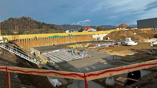 Hier wird das Bundesschulcluster „Alpen-Adria“ entstehen – noch werden die Schüler in Containern unterrichtet.  (Bild: Jennifer Kapellari)