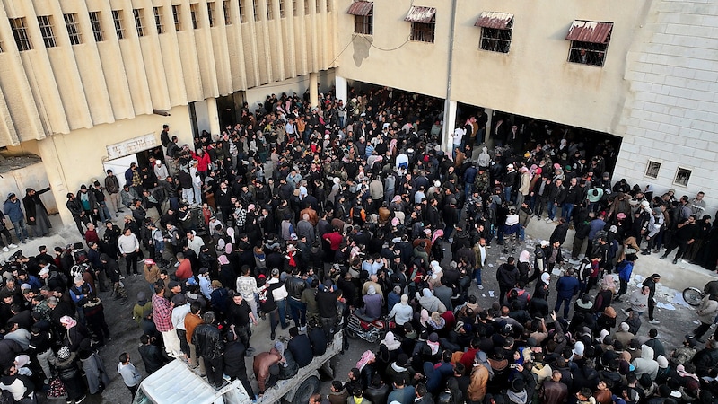 Gefangene und Angehörige feiern vor dem Saidnaya-Gefängnis ihre Befreiung. (Bild: APA/AFP/OMAR HAJ KADOUR)