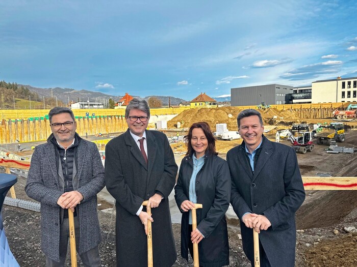(v.l.) Bürgermeister Markus Lakounigg, Bildungsminister Martin Polaschek, Bildungsdirektorin ...