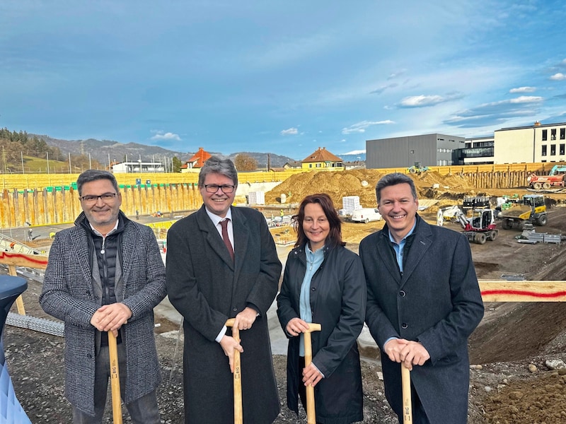 (v.l.) Bürgermeister Markus Lakounigg, Bildungsminister Martin Polaschek, Bildungsdirektorin Isabella Penz und Landesrat Daniel Fellner beim Spatenstich.  (Bild: Jennifer Kapellari)