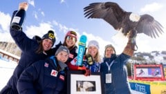 Magdalena Egger, Michelle Niederwieser und Tina Ager (v.l.) feierten mit Ariane Rädler Rang drei in Beaver Creek auf der Raubvogelpiste. (Bild: GEPA pictures)