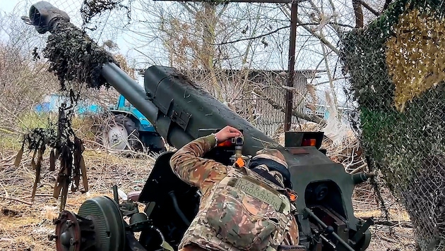 The Ukrainian army continues to report heavy fighting from Kursk (pictured: Russian artillery). (Bild: APA/AP)