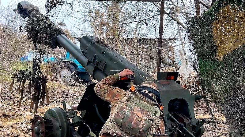 Ein russischer Soldat zielt mit einer Haubitze auf ukrainische Positionen in der Region Kursk, (Bild: APA/AP)