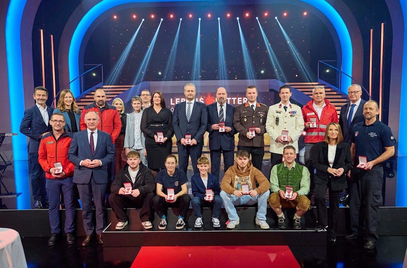 Die Lebensretter mit Innenminister Gerhard Karner (2. v. li. vorne) und den Jurymitgliedern. Das sind sie, unsere Helden des Jahres 2024: Dominik Brandsteidl (Feuerwehr), Florian Aigner (Bundesheer), Siegfried Bauer (Rotes Kreuz), Fabiano Vorhauser (Steiermark), Christoph Hafele (Tirol), Annalena Voplakal (Vorarlberg), Martin Henzl (Wien) Kairu und Alexej (Burgenland), Herbert Hauser und Friedrich Dohr (Kärnten, Kurt Koller mit Familie (Oberösterreich), Sabina Maurer (Salzburg), Markus Bichler und Andreas Putz (Niederösterreich) – sie alle wurden bei der Lebensretter-Gala im ORF-Zentrum in der Bundeshauptstadt geehrt. Ihr ganz klares Motto an diesem Abend: „Nur gemeinsam sind wir stark.“ (Bild: Tuma Alexander/Starpix / A. Tuma)