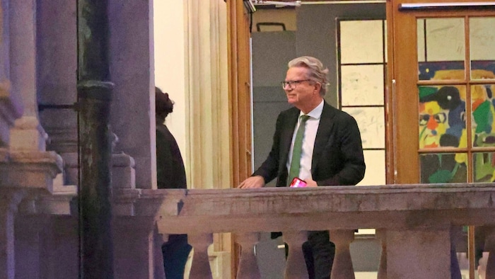 Christopher Drexler übergibt an Manulea Khom und wird Zweiter Landtagspräsident.