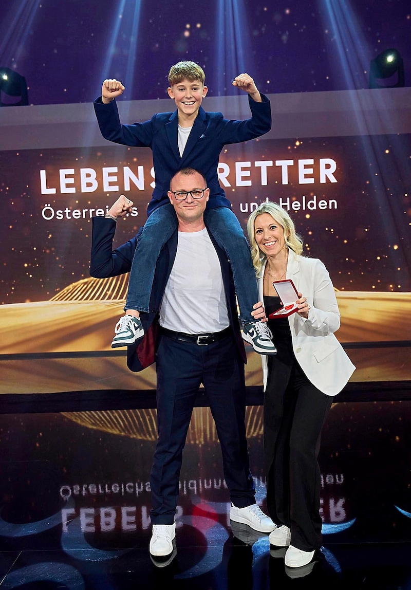 Fabiano rettete mit seinen damals elf Jahren seinem Papa (im Bild mit der stolzen Mama) nach einem Sturz von der Leiter das Leben. (Bild: Tuma Alexander/Starpix)