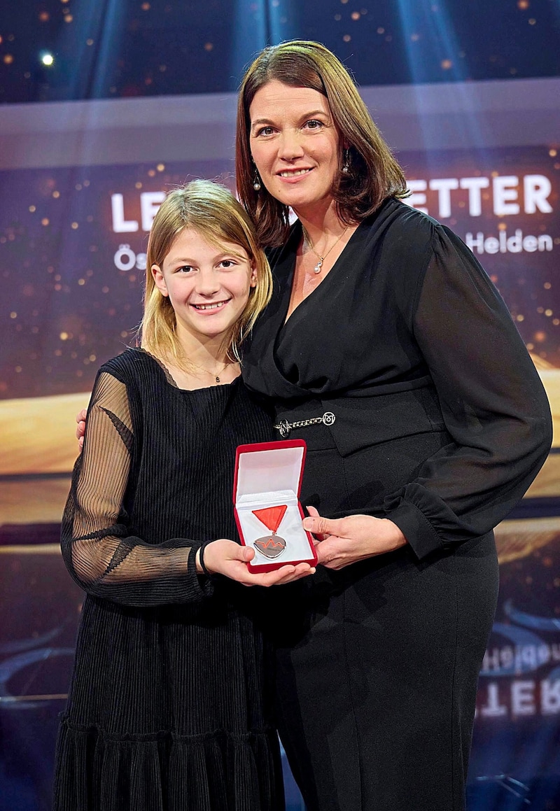 Sabine Maurer aus Salzburg mit ihrer Tochter (Bild: Tuma Alexander/Starpix)