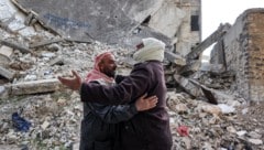 Ein Flüchtling wird herzlich von seinem Onkel empfangen, als er nach zwölf Jahren wieder in seine Heimat zurückkehrt. (Bild: APA/AFP/AAREF WATAD)