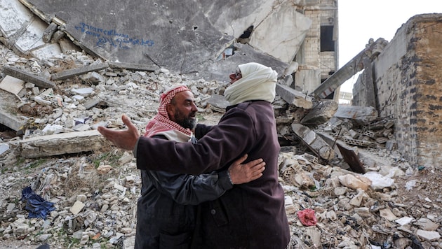 A refugee receives a warm welcome from his uncle when he returns home after twelve years. (Bild: APA/AFP/AAREF WATAD)