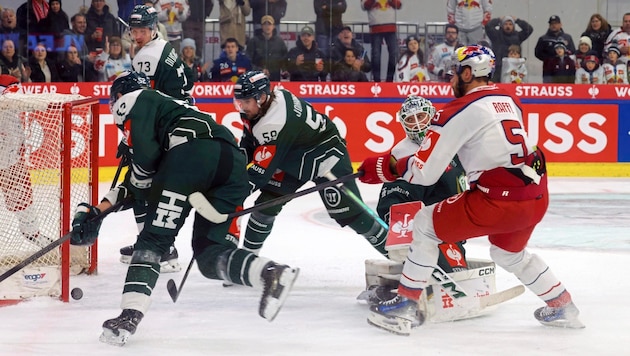 The Bulls (Raffl right) gave Färjestad a lot to solve in their magnificent home game. (Bild: Andreas Tröster)