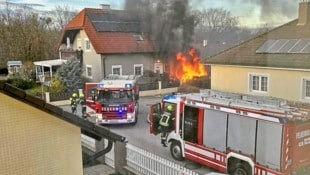 Meterhoch schlugen die Flammen den eintreffenden Feuerwehrleuten entgegen. (Bild: Pressestelle BFKDO BADEN / Hannes Matzenauer Privat zVG)