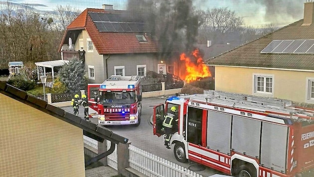 Meterhoch schlugen die Flammen den eintreffenden Feuerwehrleuten entgegen. (Bild: Pressestelle BFKDO BADEN / Hannes Matzenauer Privat zVG)