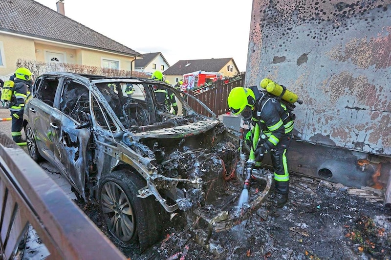 Vom Auto blieb nur ein verkohltes Wrack, das Wohnhaus wurde vor den Flammen gerettet. (Bild: Stefan Schneider BFKDO BADEN www.bfkdo-baden.com
schneids@gmx.at)