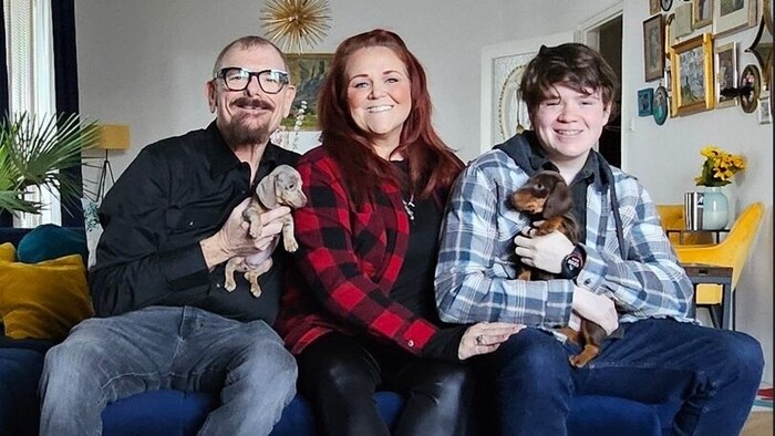 Mark Kaplan mit seiner Familie und dem tierischen Nachwuchs, Frankie & Beans.