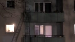 Mittels dieser Leiter soll der Dieb auf den Balkon im zweiten Stock der Gemeindebauwohnung gelangt sein.  (Bild: Leserreporter)