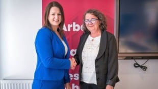 Landesrätin Astrid Mair (li.) mit amg-tirol-Geschäftsführerin Beatrice Juen. (Bild: Land Tirol)