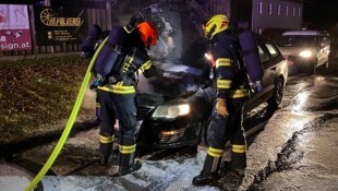 Die Feuerwehr konnte in Neuhofen im Innkreis den Autobrand rasch löschen