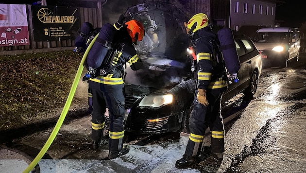 Die Feuerwehr konnte in Neuhofen im Innkreis den Autobrand rasch löschen (Bild: FF Neuhofen im Innkreis)