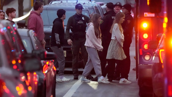 Die unter Schock stehenden Schüler werden von dem Tatort weggebracht.