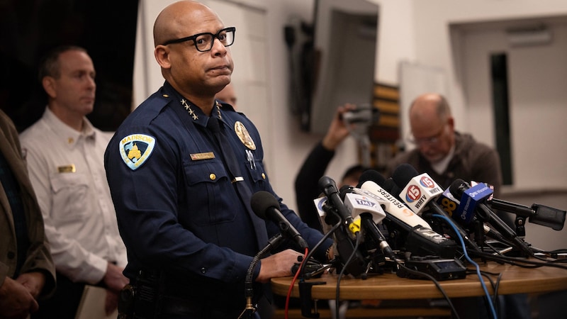 Police Chief Shon Barnes speaks to the media. (Bild: APA/Getty Images via AFP/GETTY IMAGES/SCOTT OLSON)