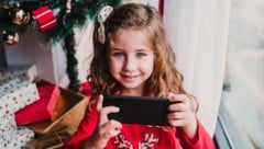 Experten empfehlen, Kindern erst ab einem Alter von elf Jahren ein eigenes Smartphone zu ...