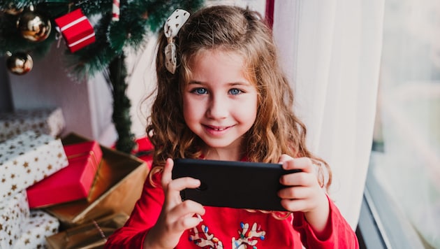 Experten empfehlen, Kindern erst ab einem Alter von elf Jahren ein eigenes Smartphone zu ...