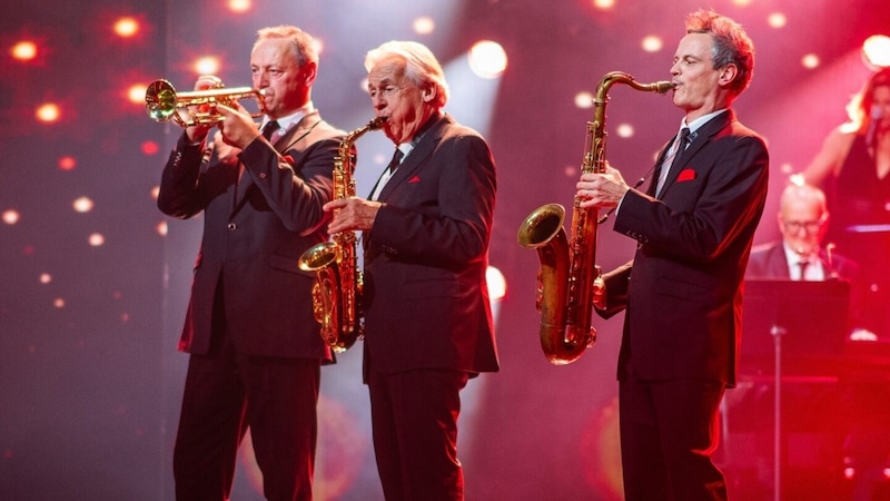 Die legendäre Pepe Lienhard Band steht bei „Udo Jürgens Forever“ auf der Bühne und begeistert mit zeitloser Musik. (Bild: ORF/Kevsan Gündüz)