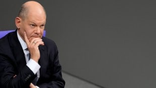 Internationale Tageszeitungen kommentieren das Nein des deutschen Bundestages zur Vertrauensfrage von Kanzler Olaf Scholz (Bilöd) am Dienstag mit teils scharfer Kritik am SPD-Chef. (Bild: AP/The Associated Press)